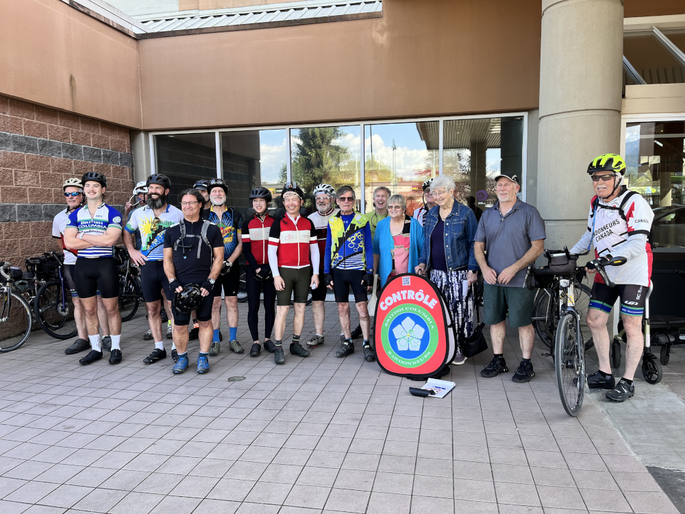 Fleche and Trace teams at the 4 pm start of the 2026 Fleche Pacifique